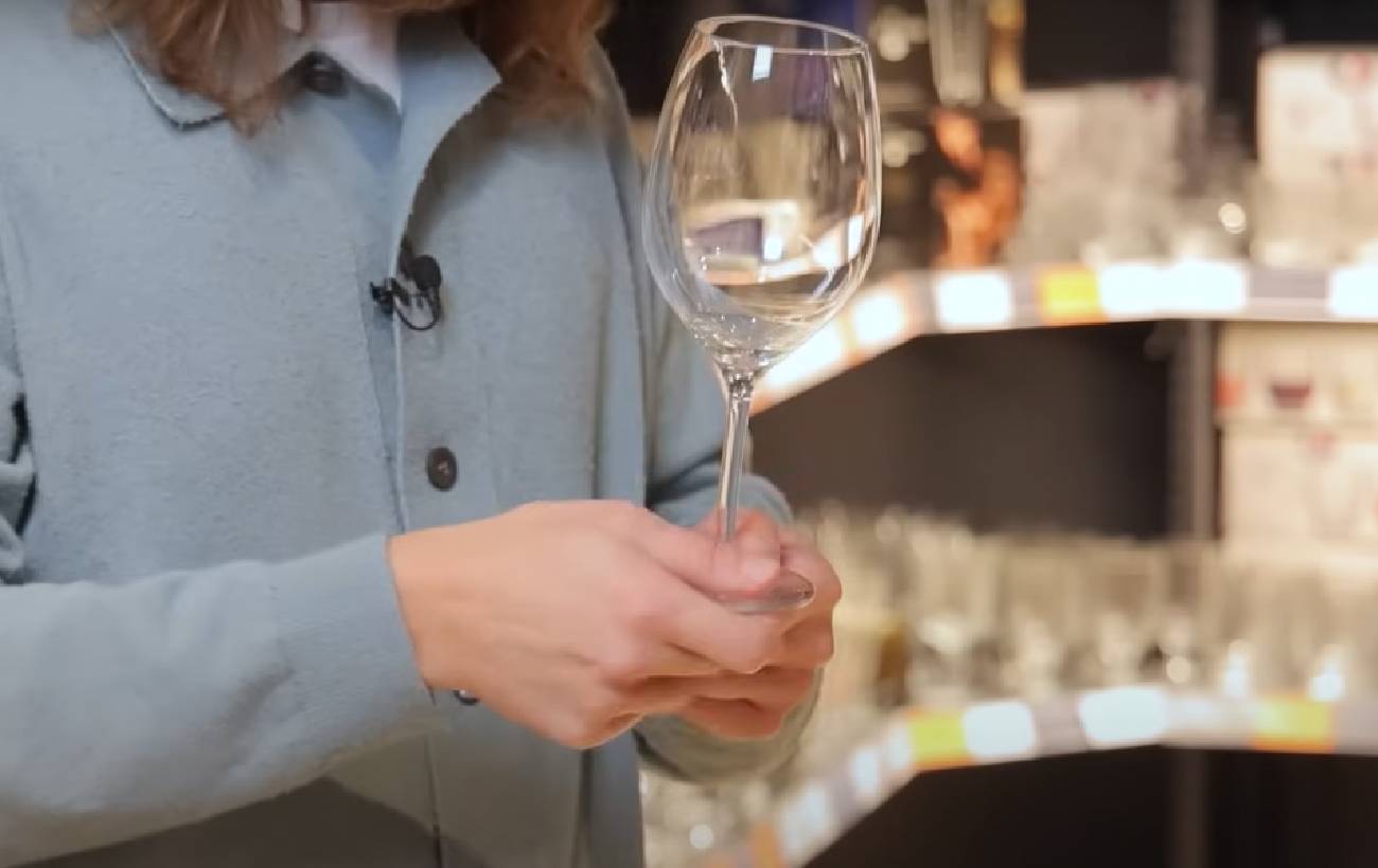 Как правильно держать бокал с вином, чтобы вкус был идеальным